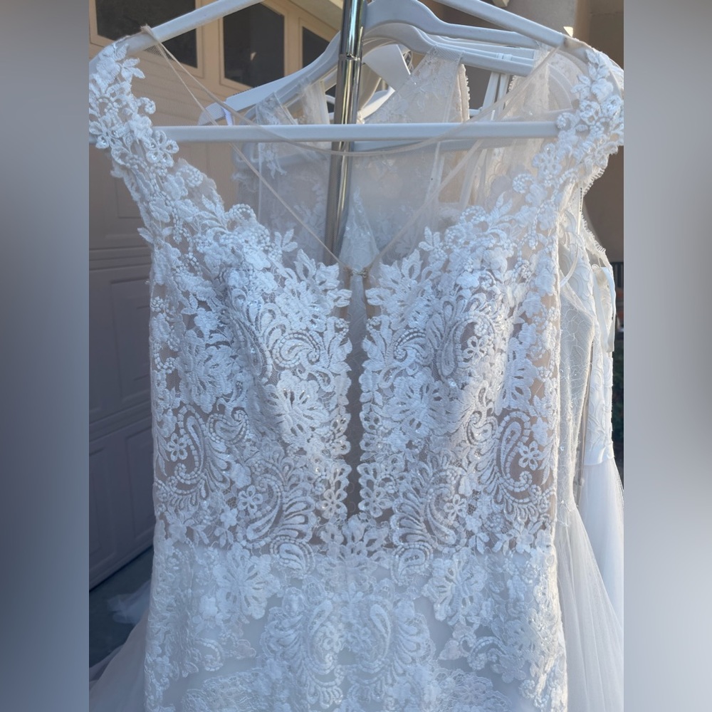 Pronovias Elegant Lace Wedding Dress in White - Picture 3 of 7